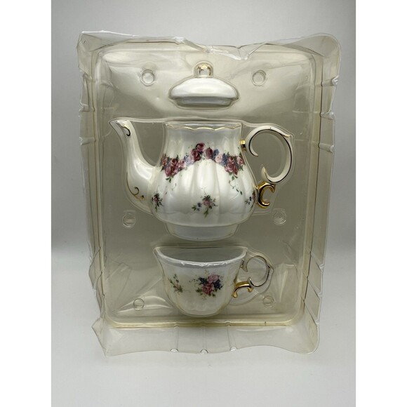 Porcelain Tea for One Set Rose Pattern with Gold Trim New in Box Made in China - Picture 3 of 3